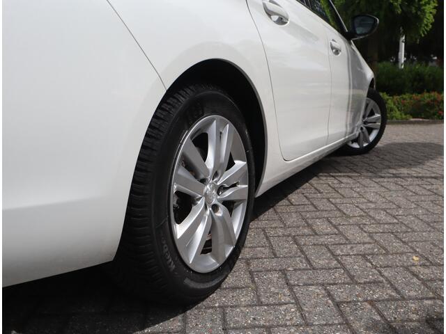Peugeot 308 SW 1.2 PureTech Blue Lease Executive Navi / Climate / Pano / Pdc / Elekramen / Distributie recent vervangen / Onderhoud reeds uitgevoerd /