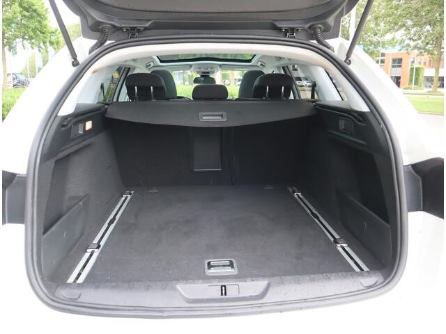 Peugeot 308 SW 1.2 PureTech Blue Lease Executive Navi / Climate / Pano / Pdc / Elekramen / Distributie recent vervangen / Onderhoud reeds uitgevoerd /