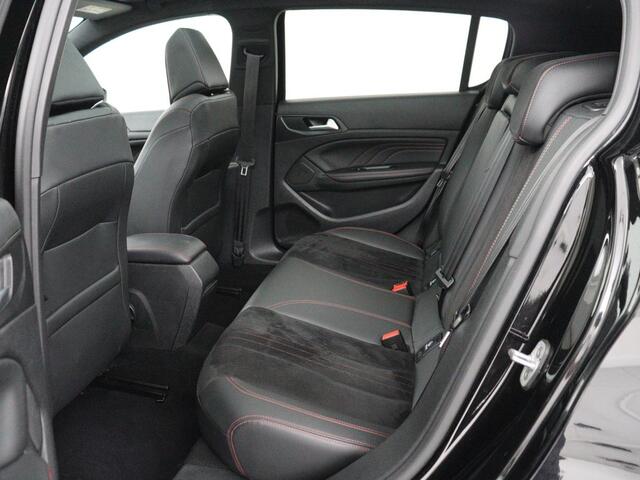 Peugeot 308 1.2 PureTech Blue Lease GT Panoramadak | 360 camera | Adaptive cruise | Carplay | Navigatie | DAB+ | Dodehoek herkenning | Sfeerverlichting | Climate control | Stoelverwarming