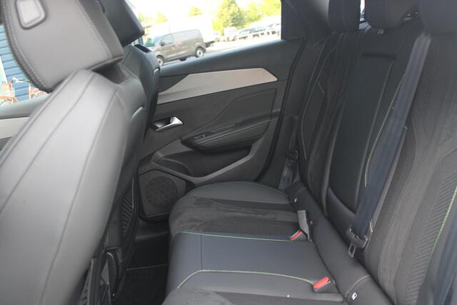Peugeot 308 SW 1.2 Hybrid 145PK GT AUTOMAAT | PANORAMA SCHUIF/KANTEL DAK | AFNEEMBARE TREKHAAK | NAVIGATIE | SENSATION PACK: FOCAL HIFI SYSTEM (PREMIUM HIFI SYSTEEM MET 10 SPEAKERS)/DRAADLOZE TELEFOONLADER | 360° VISION & DRIVE ASSIST PLUS PACK: ACHTERUITRIJCAMERA 36