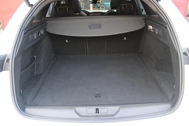 Peugeot 308 SW 1.2 Hybrid 145PK GT AUTOMAAT | PANORAMA SCHUIF/KANTEL DAK | AFNEEMBARE TREKHAAK | NAVIGATIE | SENSATION PACK: FOCAL HIFI SYSTEM (PREMIUM HIFI SYSTEEM MET 10 SPEAKERS)/DRAADLOZE TELEFOONLADER | 360° VISION & DRIVE ASSIST PLUS PACK: ACHTERUITRIJCAMERA 36