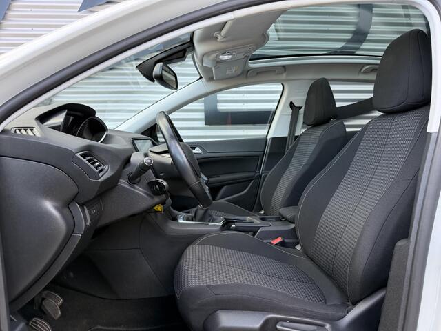 Peugeot 308 1.2 PureTech Blue Lease Executive 2e Eigenaar|Navi|Pano|Carplay|Clima|Cruise|PDC|Trekhaak|D-riem vv in 2026|N.A.P|Nieuwe APK bij Aflevering
