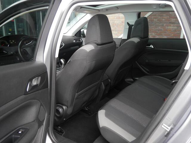 Peugeot 308 SW 1.2 PureTech Style | 130 PK | Panoramadak | Climate control | Parkeersensoren | Lichtmetalen velgen | Getint glas | Cruise control