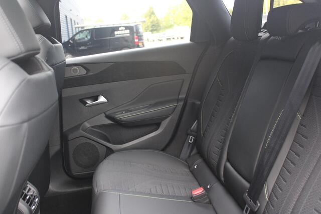 Peugeot 308 SW Peugeot 308 SW 1.2 Hybrid 145PK GT AUTOMAAT | PANORAMA SCHUIF/KANTEL DAK | AFNEEMBARE TREKHAAK | NAVIGATIE | SENSATION PACK: FOCAL HIFI SYSTEM (PREMIUM HIFI SYSTEEM MET 10 SPEAKERS)/DRAADLOZE TELEFOONLADER | 360° VISION & DRIVE ASSIST PLUS PACK: ACHTERUITRIJCAMERA 360° VISIOPARK 3 (4 CAMERA'S)/PARKEERHULP VOOR EN ACHTER/ANTI DIEFSTAL ALARM/PEUGEOT i-COCKPIT MET CONFIGUREERBAAR 3D-INSTRUMENTENPANEEL/CLEAN CABIN | | 18" LICHTMETALEN VELGEN "PORTLAND" | DRAADLOZE APPLE CARPLAY/ANDROID AUTO | KEYLESS ENTRY/START | SFEER VERLICHTING | ZWARTE HEMELBEKLEDING | FULL LED MATRIX KOPLAMPEN | VERLICHT LOGO | DODEHOEK DETECTIE |