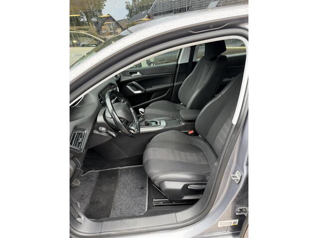 Peugeot 308 1.5 BlueHDi Allure | Buitenkans! | Zeer Zuinige Diesel | Achteruitrijcamera | Parkeersensoren | Dode Hoekbewaking | Full-LED Koplampen | Trekhaak | 16 inch LM-Velgen | Apple Carplay |