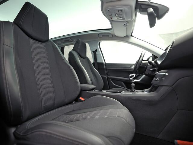 Peugeot 308 SW 1.2 PureTech Luxury Sport (GROOT NAVI, PANORAMADAK, CRUISE, CLIMATE, LM VELGEN, LANE ASSIST, GETINT GLAS, NIEUWE APK, NIEUWSTAAT)