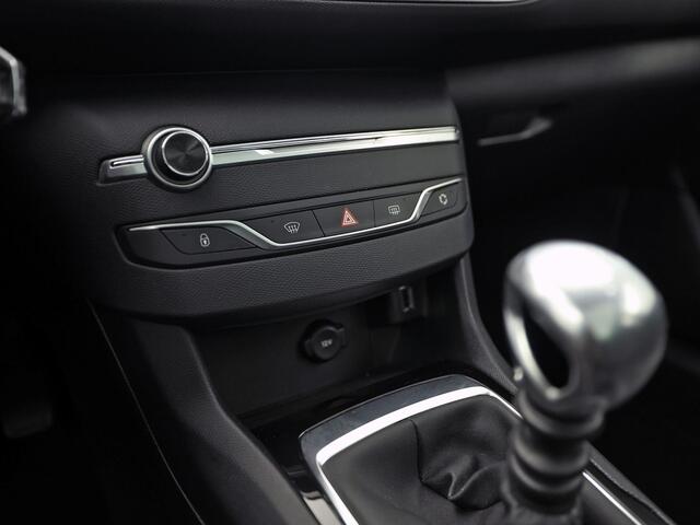 Peugeot 308 SW 1.2 PureTech Luxury Sport (GROOT NAVI, PANORAMADAK, CRUISE, CLIMATE, LM VELGEN, LANE ASSIST, GETINT GLAS, NIEUWE APK, NIEUWSTAAT)