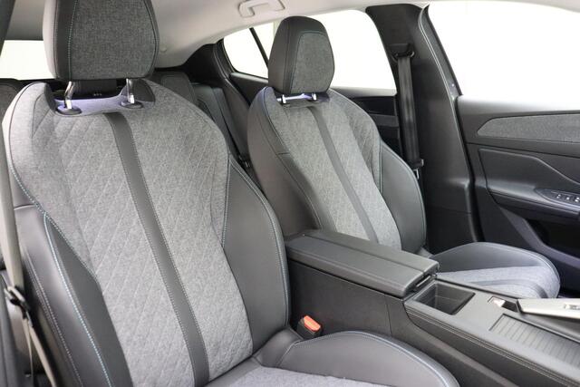 Peugeot 408 1.2T 130pk Allure Automaat Peugeot 408 1.2 PureTech Allure 130 EAT8 Automaat | Navigatie | Camera | Lichtmetalen velgen | Getint glas | Keyless | LED Verlichting