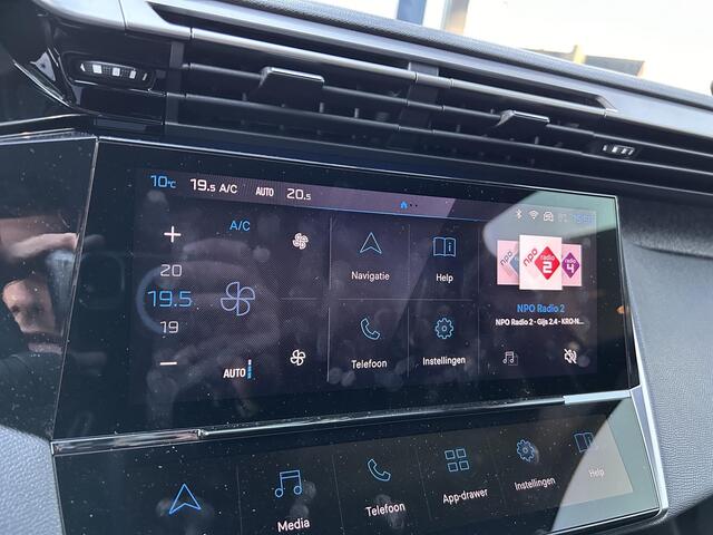 Peugeot 408 1.6 HYbrid Allure Pack 180 PK | Automaat Hybride | Navigatie | Digitaal Dashboard | Dode Hoek Bewaking | LED Verlichting | Stoelverwarming | Draadloos Apple Carplay & Android auto | Lichtmetalen velgen | Groot Multimedia Scherm |