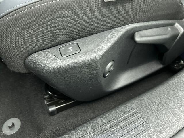 Peugeot 408 1.2 PureTech Allure Pack 130pk Automaat | DEMO ! | Comfort Pakket | Ergo comfort stoel | Electrische stoelverstelling | lichtmetalen velgen | stoelverwarming | Camera | Navigatie | Climate Control | Dab | Led | Parkeer sensoren