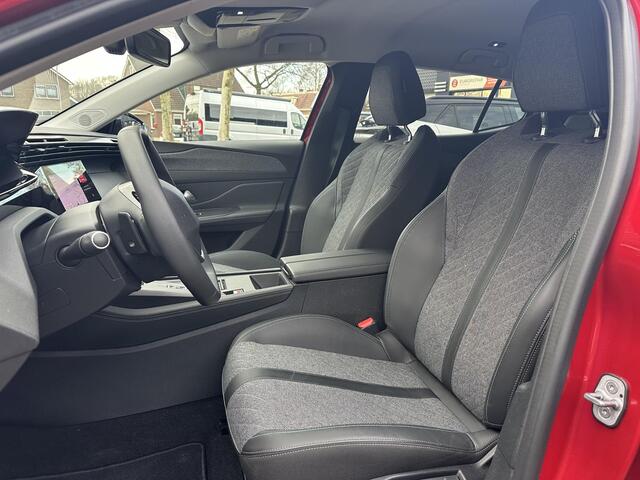 Peugeot 408 1.2 Turbo 130 PK Allure Pack | Automaat | 1e Eigenaarsauto met Slechts 14.000 KM ! | Navigatie | 19" Lichtmetalen Velgen | Stoel- / Stuur- en Voorruitverwarming | Keyless Entry | Digitaal Dashboard | Adaptieve Cruise Control | Draadloze Telefoonlader |