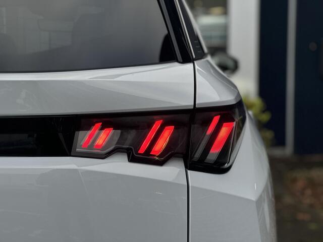 Peugeot 5008 1.2 Hybrid 136pk Allure | 360 Parkeercamera/-sensoren | Adaptieve Cruise Control | Navigatie | Draadloze telefoonlader | Climate Control | Stuurverwarming | Draadloze Apple Carplay/Android Auto | Full LED | LM velgen |