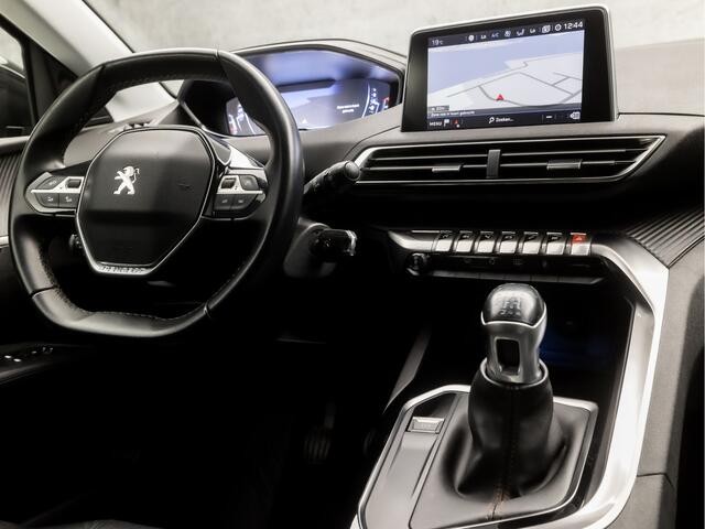 Peugeot 5008 1.2 PureTech Sport 7 Persoons (APPLE CARPLAY, GROOT NAVI, TREKHAAK, LEDEREN SPORTSTOELEN, 360 CAMERA, ADAPTIVE CRUISE, GETINT GLAS, PARKEERSENSOREN, NIEUWE APK, NIEUWSTAAT)