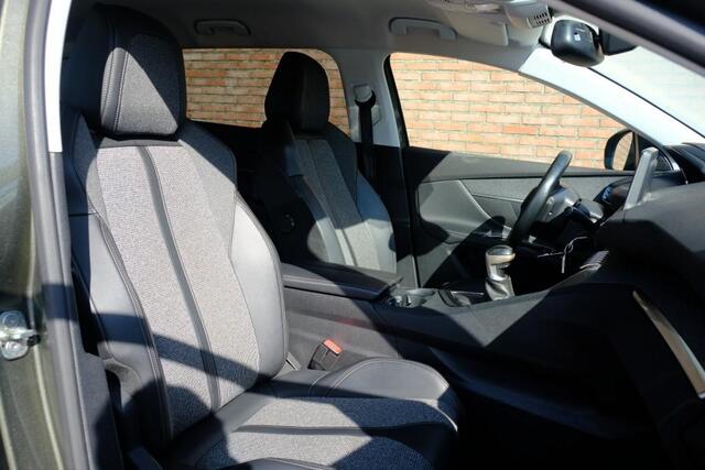 Peugeot 5008 1.2 PureTech 130pk Allure | Navi | Climate | Cruise | Camera | 19" velgen