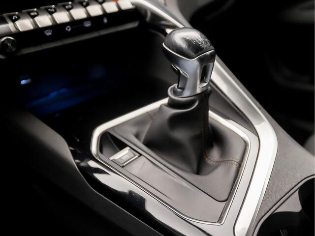 Peugeot 5008 1.2 PureTech Sport 7 Persoons (APPLE CARPLAY, GROOT NAVI, TREKHAAK, DAB+, SPORTSTOELEN, PARKEERSENSOREN, CRUISE, NIEUWSTAAT)