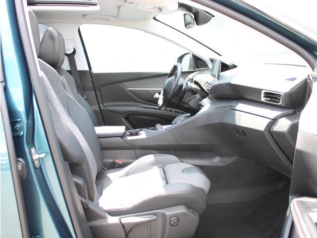 Peugeot 5008 1.2 PureTech Allure Automaat/ Schuifdak / El.stoelen / Trekhaak/ Focal