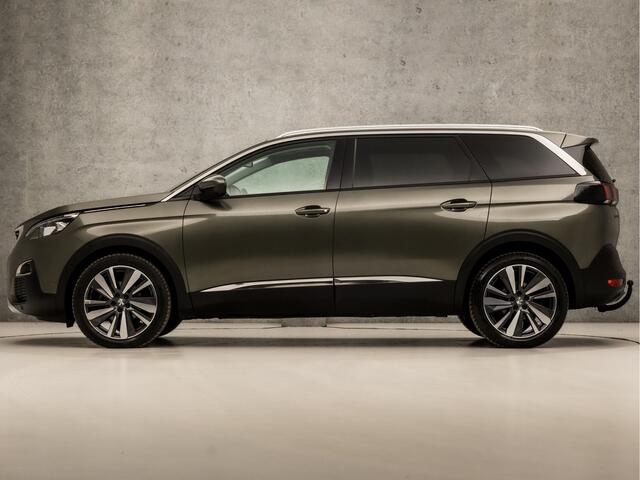 Peugeot 5008 1.2 PureTech Deluxe 7 Persoons Automaat (PANORAMADAK, APPLE CARPLAY, MEMORY SEATS, LEDER, STOELVERWARMING, 360 CAMERA, SPORTSTOELEN, LED KOPLAMPEN, GETINT GLAS, TREKHAAK, NIEUWSTAAT)