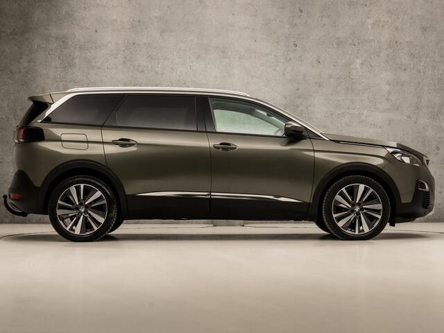 Peugeot 5008 1.2 PureTech Deluxe 7 Persoons Automaat (PANORAMADAK, APPLE CARPLAY, MEMORY SEATS, LEDER, STOELVERWARMING, 360 CAMERA, SPORTSTOELEN, LED KOPLAMPEN, GETINT GLAS, TREKHAAK, NIEUWSTAAT)