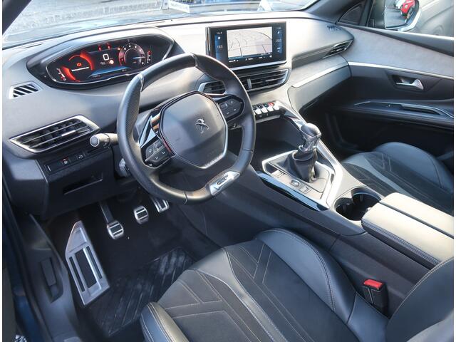 Peugeot 5008 130 Pk * Dikke GT * 7-Persoons * Super Luxe * Navigatie * Alcantara / Lederen Bekleding * Dodehoekbewakingsysteem * Achteruitrij Camera * Elektrisch bed. Achterklep * Adaptive Cruise & Climate Control * DAB Radio * Vingerhoets; Vierde Generatie Eerstekla