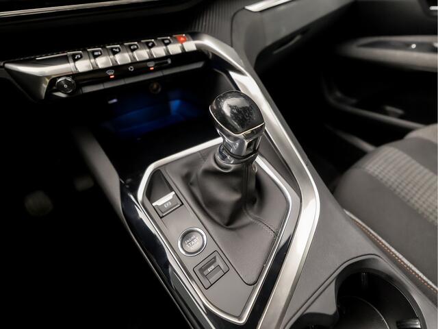 Peugeot 5008 1.2 PureTech Sport 7 Persoons (FACELIFT, APPLE CARPLAY, GROOT NAVI, 360 CAMERA, SPORTSTOELEN, KEYLESS, LED KOPLAMPEN, LM VELGEN, TREKHAAK, NIEUWSTAAT)