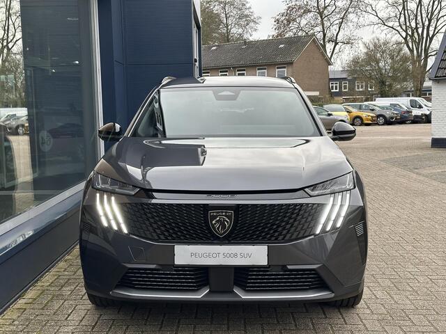 Peugeot 5008 1.2 Hybrid 145 PK Allure | Hybride Automaat | 7 Zitplaatsen | AGR Comforstoel met Stoelverwarming | Afneembare Trekhaak | Navigatie | Climate Control | Cruise Control | Parkeercamera | Keyless Entry | LED Verlichting | Dakrails | 19" Lichtmetalen Velgen |