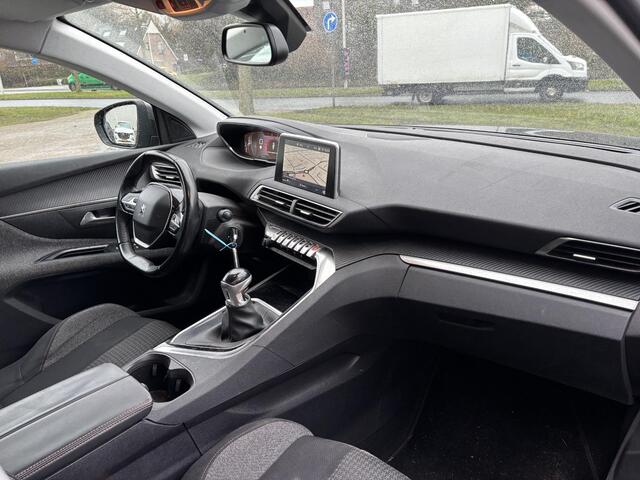 Peugeot 5008 1.2 PureTech Blue Lease Executive NL-Auto, 7 Personen, Navigatie, Parkeerhulp A., Cruise Controle, Draadloos tel. opladen, Climate controle, All Seasons banden.