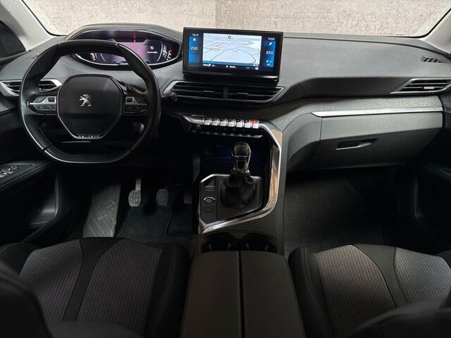 Peugeot 5008 1.2 PureTech Allure 7 Persoons (APPLE CARPLAY, GROOT NAVI, 360 CAMERA, LEDER, SPORTSTOELEN, GETINT GLAS, TREKHAAK, ELEK ACHTERKLEP, NIEUWSTAAT)