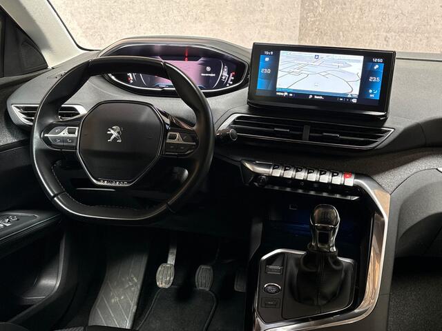 Peugeot 5008 1.2 PureTech Allure 7 Persoons (APPLE CARPLAY, GROOT NAVI, 360 CAMERA, LEDER, SPORTSTOELEN, GETINT GLAS, TREKHAAK, ELEK ACHTERKLEP, NIEUWSTAAT)