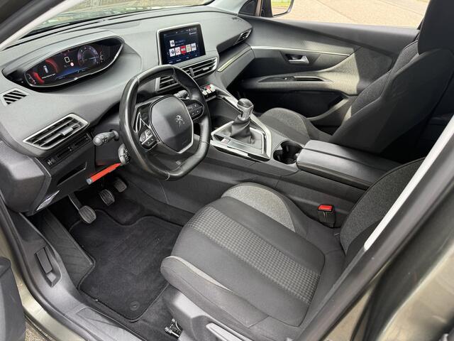 Peugeot 5008 1.2 PureTech Blue Lease Executive ** Trekhaak ** 7-persoons ** Navigatie ** NAP!!