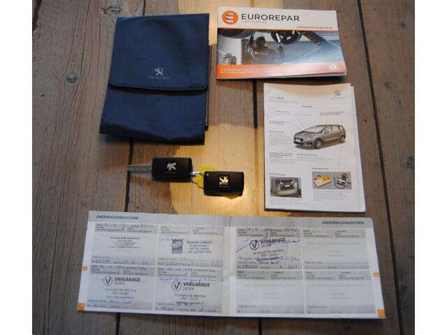 Peugeot 5008 1.2 PureT. Style 7p.| Camera | Trekhaak | Cruise | 7 Persoons!