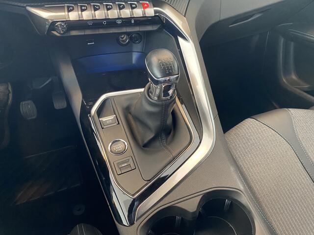 Peugeot 5008 1.2 PureTech Active Pack Business,7 Zitplaatsen,Navigatie,Climate Control,Multifunctioneel Stuur,Bluetooth,Cruise Control,Parkeersensoren,Elektrische achterklep,Privacy glass,Camera,Keyless,Dode hoek waarschuwing buitenspiegels,Digital dash,18 Inch Lmv