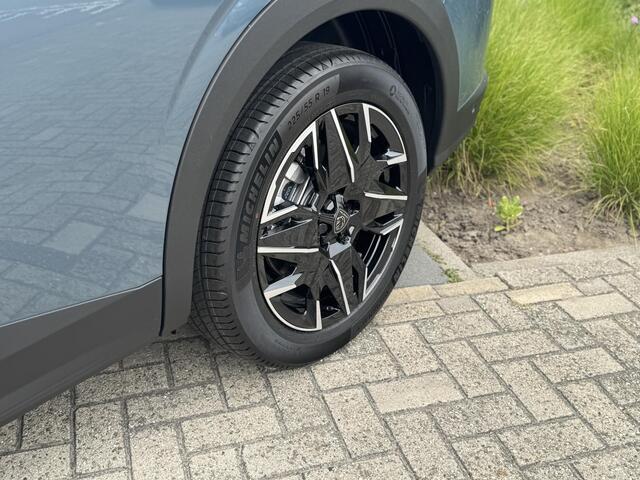 Peugeot 5008 Hybrid 136 Allure l 360 Vision l Drive Assist l Panoramic Navigation l Bel voor de actuele KM-Stand