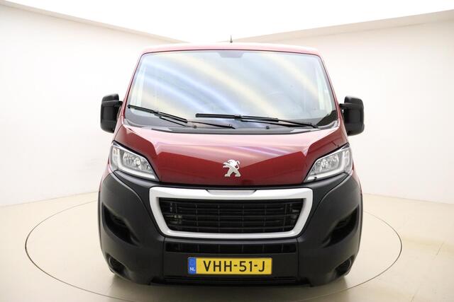 Peugeot BOXER 330 2.2 BlueHDi L1H1 Premium 120 PK | Handgeschakeld | 3-Zits | Camera | Sidebars | Betimmering | Cruise Control | Airco | Verzwaarde vering | 1e eigenaar | Dealer onderhouden