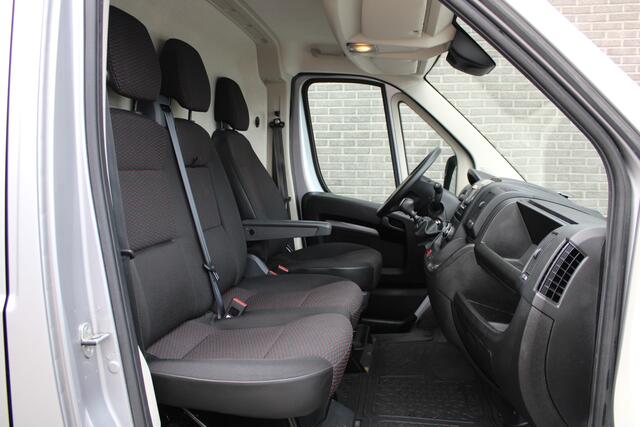 Peugeot BOXER 330 2.2 BlueHDi 140 L2H2 Asphalt CruiseControl, Trekhaak, Airco, Navigatie, Achteruitrijcamera, DAB Radio