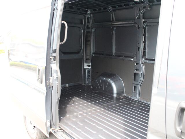 Peugeot BOXER 2.2 BlueHDi 140PK L2H2 3.5t EAT8 Automaat Navigatie, Achteruitrijcamera, Trekhaak, Climate Control, Apple Carplay, Android Auto