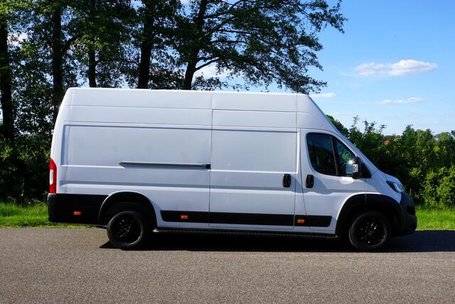 Peugeot BOXER 435 2.2 BlueHDi 165 L4H3 Zwaar Premium in Topstaat |EURO6D |Climate |Cruise |Camera |Sensoren |DAB |Carplay |Lederen stuurwiel |Dode-hoek detectie |1e eigenaar |3500 KG |165 pk |Extra hoog en lang