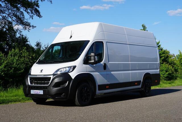 Peugeot BOXER 435 2.2 BlueHDi 165 L4H3 Zwaar Premium in Topstaat |EURO6D |Climate |Cruise |Camera |Sensoren |DAB |Carplay |Lederen stuurwiel |Dode-hoek detectie |1e eigenaar |3500 KG |165 pk |Extra hoog en lang