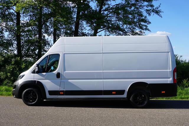 Peugeot BOXER 435 2.2 BlueHDi 165 L4H3 Zwaar Premium in Topstaat |EURO6D |Climate |Cruise |Camera |Sensoren |DAB |Carplay |Lederen stuurwiel |Dode-hoek detectie |1e eigenaar |3500 KG |165 pk |Extra hoog en lang