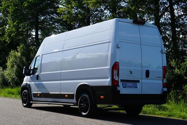 Peugeot BOXER 435 2.2 BlueHDi 165 L4H3 Zwaar Premium in Topstaat |EURO6D |Climate |Cruise |Camera |Sensoren |DAB |Carplay |Lederen stuurwiel |Dode-hoek detectie |1e eigenaar |3500 KG |165 pk |Extra hoog en lang