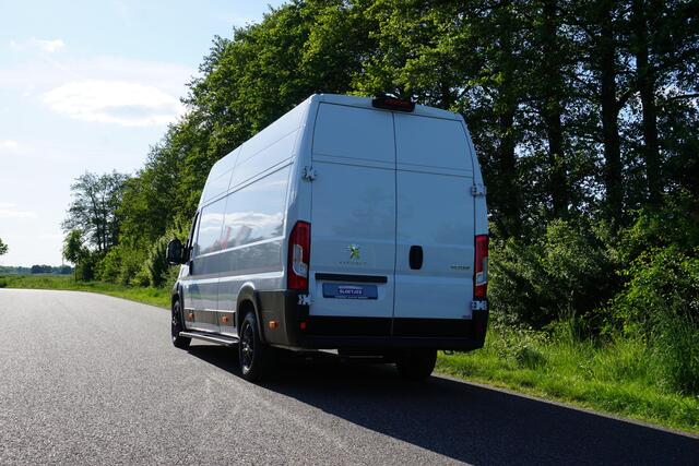 Peugeot BOXER 435 2.2 BlueHDi 165 L4H3 Zwaar Premium in Topstaat |EURO6D |Climate |Cruise |Camera |Sensoren |DAB |Carplay |Lederen stuurwiel |Dode-hoek detectie |1e eigenaar |3500 KG |165 pk |Extra hoog en lang
