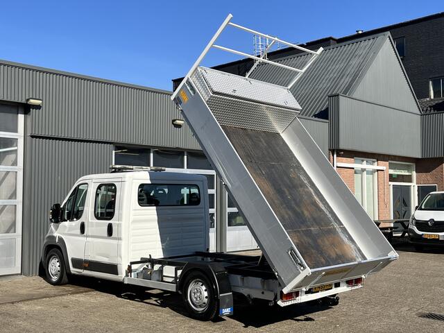 Peugeot BOXER 435 2.0 BlueHDI L3 DC Kipper Open laadbak Airco Cruise controle Trekhaak 3000kg trekgewicht 7-persoons Gereedschapskist Euro 6 P-up Kieper Pritshe