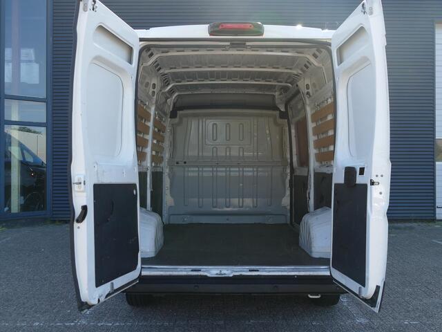 Peugeot BOXER 330 2.2 BlueHDi 120 L2H2 Premium | Navigatie | Camera | Cruise Control | Laadruimte betimmering | 1e Eigenaar