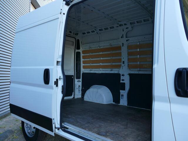 Peugeot BOXER 330 2.2 BlueHDi 120 L2H2 Premium | Navigatie | Camera | Cruise Control | Laadruimte betimmering | 1e Eigenaar