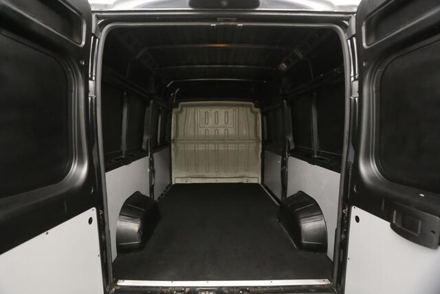 Peugeot BOXER 330 2.0 BlueHDI L2H2 Airco Camera Cruise Trekhaak 3 Persoons Ladder Parkeersensoren