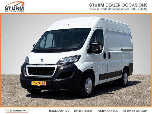 Peugeot BOXER 330 2.0 BlueHDI L1H2 Premium 3-Persoons | Trekhaak | Kastinbouw Laadruimte | Camera | Airco | Cruise Control | Rijklaarprijs! (Ex. BTW/BPM)