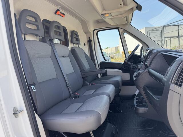 Peugeot BOXER 330 2.0 BlueHDI L1H2 Premium 3-Persoons | Trekhaak | Kastinbouw Laadruimte | Camera | Airco | Cruise Control | Rijklaarprijs! (Ex. BTW/BPM)