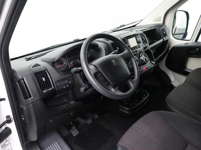 Peugeot BOXER 2.0BlueHDI 130PK L2H2 Premium | Glasresteel | Trekhaak | Navigatie | 3-Persoons | Airco | Cruise | Betimmering