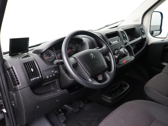 Peugeot BOXER 2.2BlueHDi 165PK Bakwagen+Laadklep | Airco | Cruise | Zijdeur | Dakspoiler | 3-Persoons | Camera