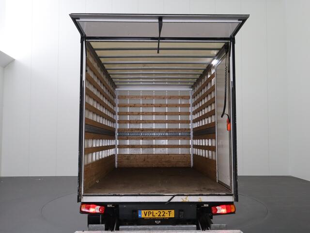 Peugeot BOXER 2.2BlueHDi 165PK Bakwagen+Laadklep | Airco | Cruise | Zijdeur | Dakspoiler | 3-Persoons | Camera