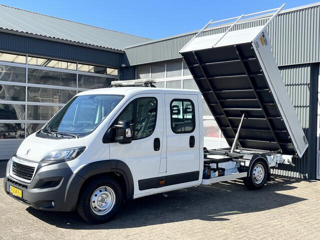 Peugeot BOXER 435 2.0 BlueHDI L3 DC Kipper Open laadbak Airco Cruise controle Trekhaak 3000kg trekgewicht 7-persoons Gereedschapskist Euro 6 P-up Kieper Pritshe